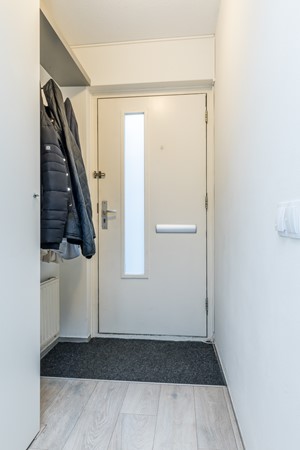 Foto - Te koop: Op goede, rustige en centrale locatie in Eikenderveld gelegen instapklare tussenwoning met 2 slaapkamers, berging op de begane grond en een dakterras. 
